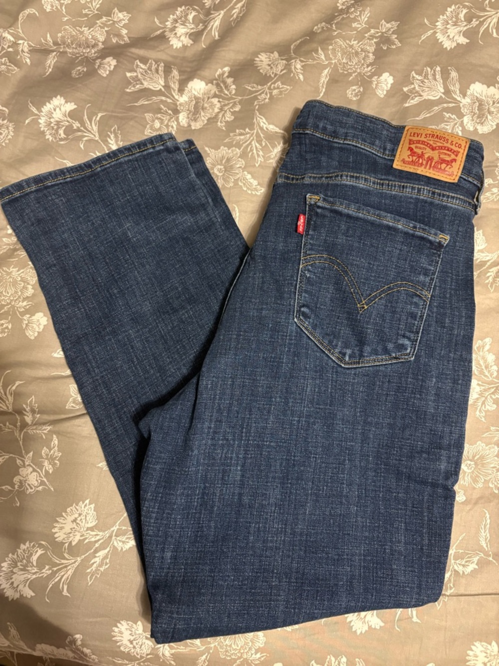 Size 32 levis classic straight jeans